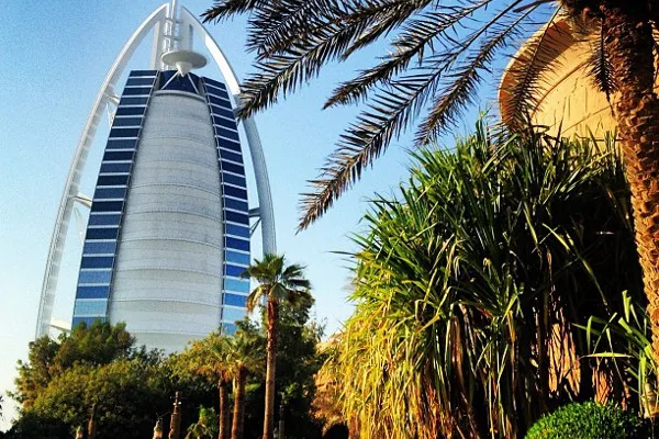Dubaj | Budynek hotelu Burdż al-Arab znajduje się na sztucznej wyspie Palm Dżumeirah Dubaj | Budynek hotelu Burdż al-Arab znajduje się na sztucznej wyspie Palm Dżumeirah