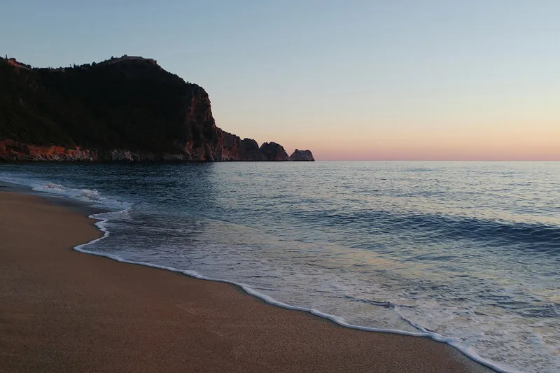 Turcja | Alanya kusi turystów pięknymi plażami