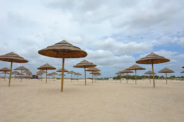 Portugalia | Parasolki na plaży w Algarve Portugalia | Parasolki na plaży w Algarve