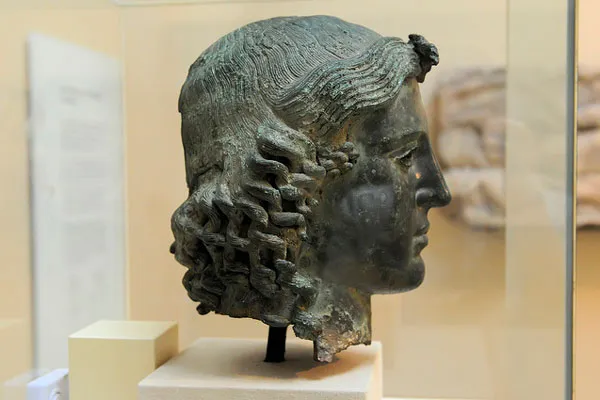 Cypr | Brązowa głowa, tzw. " Chatsworth Head", należąca prawdopodobnie do posągu Apolla, znaleziona w Tamassos w 1836 roku Cypr | Brązowa głowa, tzw. " Chatsworth Head", należąca prawdopodobnie do posągu Apolla, znaleziona w Tamassos w 1836 roku