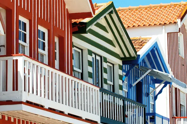 Portugalia | Charakterystyczna zabudowa wyspy Costa Nova, położonej w odległości ok 11 km na zachód od Aveiro Portugalia | Charakterystyczna zabudowa wyspy Costa Nova, położonej w odległości ok 11 km na zachód od Aveiro