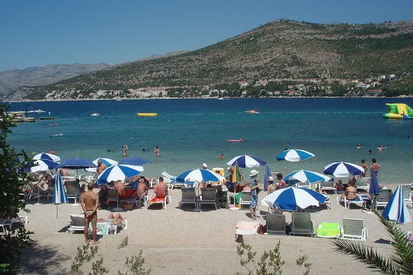 Chorwacja | Plaża Copocabana znajduje się w północnej części zatoki Lapad, 6 km od Dubrownika Chorwacja | Plaża Copocabana znajduje się w północnej części zatoki Lapad, 6 km od Dubrownika