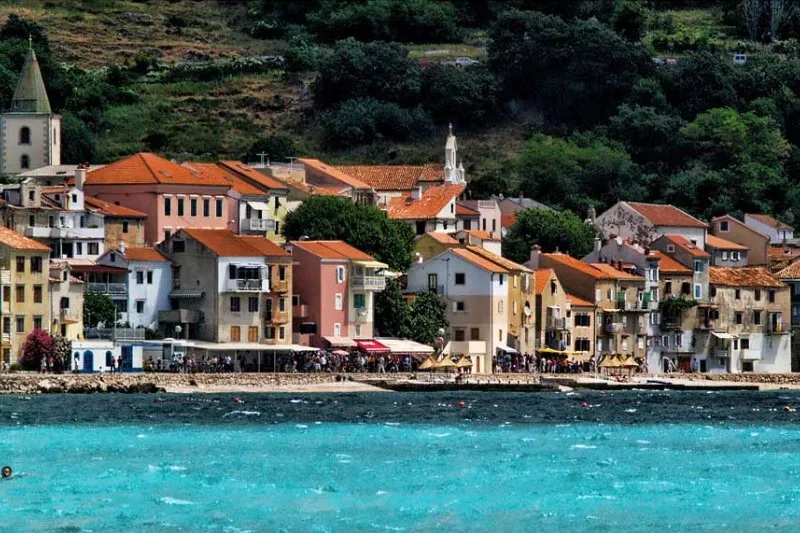 Krk | W miejscowości Baška wypoczniemy na pięknych, czystych plażach
