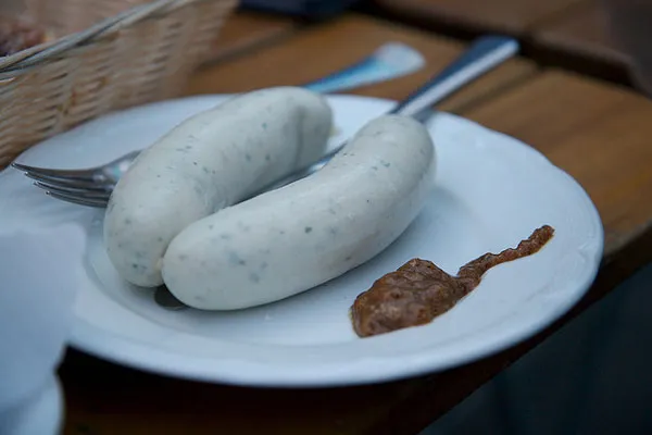 Niemcy | Tradycyjna biała kiełbasa bawarska podawana jest ze słodką musztardą Niemcy | Tradycyjna biała kiełbasa bawarska podawana jest ze słodką musztardą