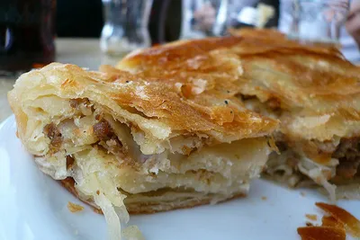Burek — chorwacki wypiek z ciasta filo z nadzieniem serowym, chrupiący i złocisty