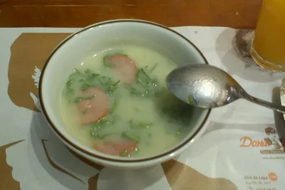 Caldo verde — zielona zupa z jarmużem i wędzoną kiełbasą chouriço, tradycyjna zupa Minho