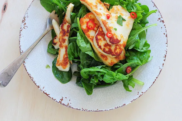 Cypr | Ser halloumi i kefalotyri są serwowane jako element mezé Cypr | Ser halloumi i kefalotyri są serwowane jako element mezé