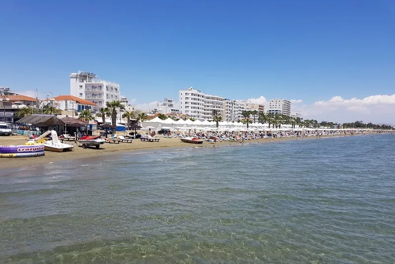 Cypr | Plaża Finikoudes – wiele osób uważa to miejsce za idealne do opalania, a mniej atrakcyjne dla miłośników pływania Cypr | Plaża Finikoudes – wiele osób uważa to miejsce za idealne do opalania, a mniej atrakcyjne dla miłośników pływania