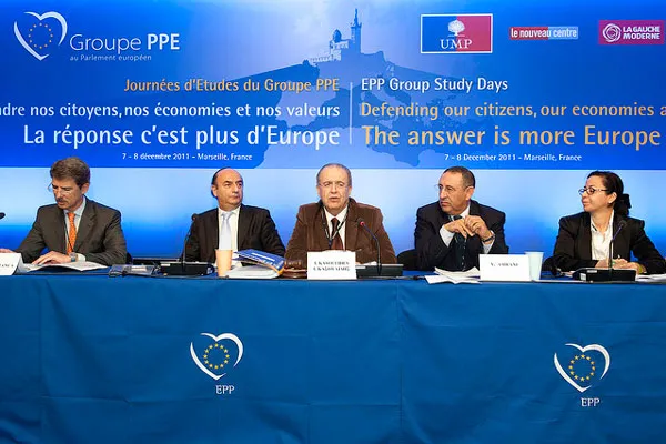 Cypr | Od 2004 r. Cypr jest członkiem Unii Europejskiej. W czasie negocjacji akcesyjnych cypryjskiej dyplomacji przewodził Ioannis Kasoulides (na zdjęciu w samym środku) Cypr | Od 2004 r. Cypr jest członkiem Unii Europejskiej. W czasie negocjacji akcesyjnych cypryjskiej dyplomacji przewodził Ioannis Kasoulides (na zdjęciu w samym środku)