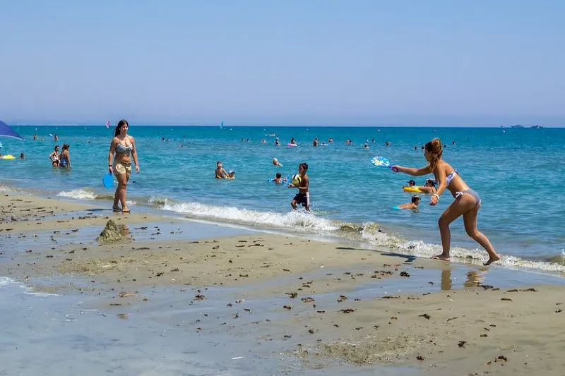 Cypr | W pełni lata jest z reguły za gorąco na zwiedzanie wyspy, z kolei miesiące zimowe niezbyt nadają się na urlop na plaży