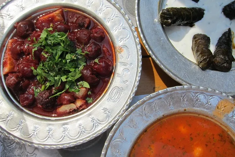 Turcja | Dolmy w sosie jogurtowym (w prawym górnym rogu)