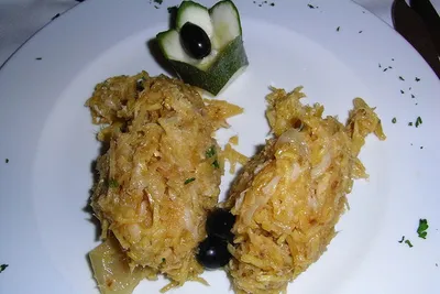 Bacalhau à Brás — tradycyjne portugalskie danie z solonym dorszem, ziemniakami i jajkiem