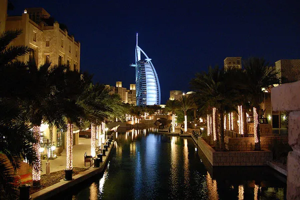 Dubaj | A może skusicie się na zwiedzanie Dubaju wieczorową porą? –Burj Al Arab w oddali Dubaj | A może skusicie się na zwiedzanie Dubaju wieczorową porą? –Burj Al Arab w oddali