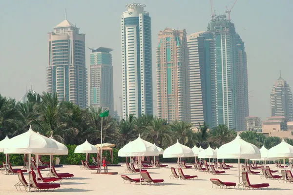 Dubaj | Plaża w Dubaju z wieżowcami w tle Dubaj | Plaża w Dubaju z wieżowcami w tle