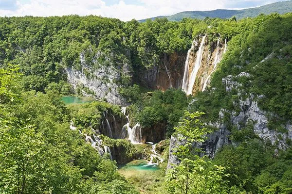 Chorwacja | Park Narodowy Jezior Plitwickich to niezwykle piękne miejsce, nic dziwnego że urzekło filmowców Chorwacja | Park Narodowy Jezior Plitwickich to niezwykle piękne miejsce, nic dziwnego że urzekło filmowców