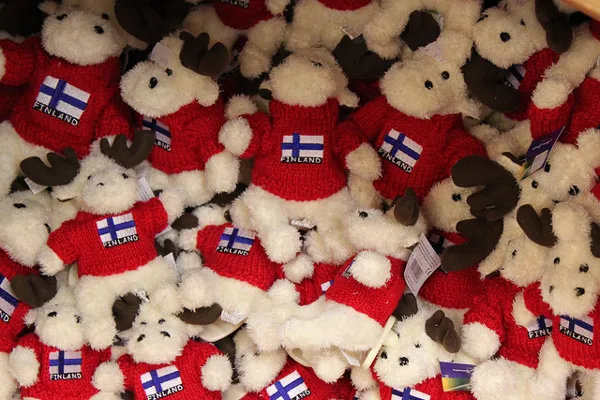 Finlandia | Na każdym stoisku sprzedawane są maskotki - łosie z flagą Finlandii 