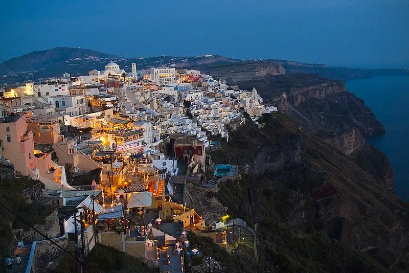 Fira – tętniąca życiem perełka Santorini 