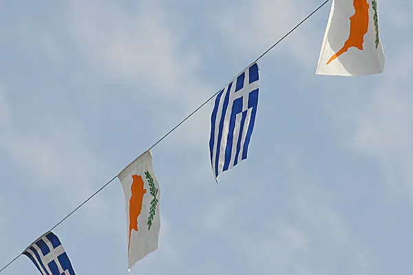Cypr | Flagi greckie i cypryjskie zdobiące ulice Limassol Cypr | Flagi greckie i cypryjskie zdobiące ulice Limassol