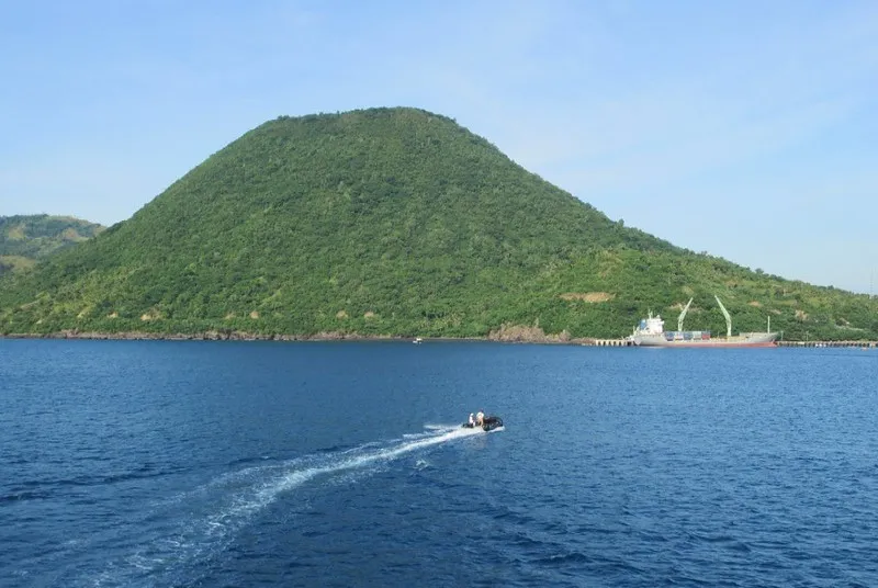 Indonezja | Wiele indonezyjskich wysp jest górzystych, pochodzenia wulkanicznego Indonezja | Wiele indonezyjskich wysp jest górzystych, pochodzenia wulkanicznego