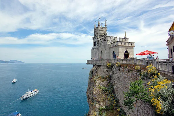 Ukraina | Jaskółcze gniazdo (Swallow's Nest) na przylądku Aj-Todor w pobliżu Jałty Ukraina | Jaskółcze gniazdo (Swallow's Nest) na przylądku Aj-Todor w pobliżu Jałty