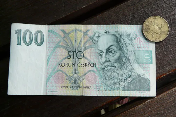Czechy | 100 koron czeskich z wizerunkiem króla Karola IV i moneta 20-koronowa z pomnikiem św. Wacława Czechy | 100 koron czeskich z wizerunkiem króla Karola IV i moneta 20-koronowa z pomnikiem św. Wacława