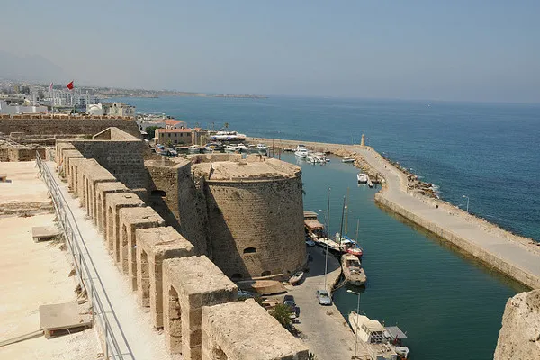 Kurenia | Zamek Girne jest szczególnie interesującym pomnikiem cypryjskiej historii i architektury Kurenia | Zamek Girne jest szczególnie interesującym pomnikiem cypryjskiej historii i architektury
