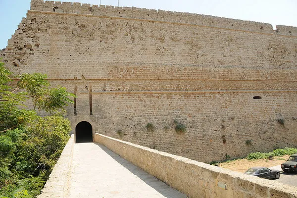 Kyrenia | Za czasów angielskich w zamku urządzono więzienie, a potem znajdowały się w nim koszary policyjne Kyrenia | Za czasów angielskich w zamku urządzono więzienie, a potem znajdowały się w nim koszary policyjne