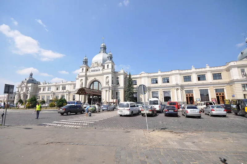 Ukraina | Dworzec Główny we Lwowie to wspaniały pomnik architektury i sztuki inżynierskiej