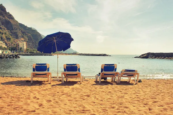 Madera | Piaszczysta plaża w Calheta (wschodnie wybrzeże)