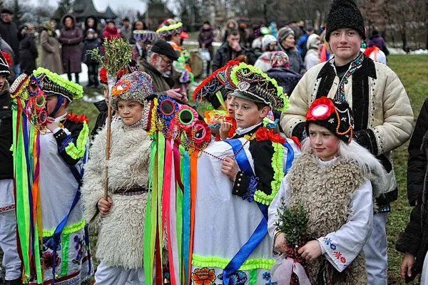 Ukraina | O zmierzchu po wsi zaczynają chodzić szczodraki w świątecznych przebraniach Ukraina | O zmierzchu po wsi zaczynają chodzić szczodraki w świątecznych przebraniach