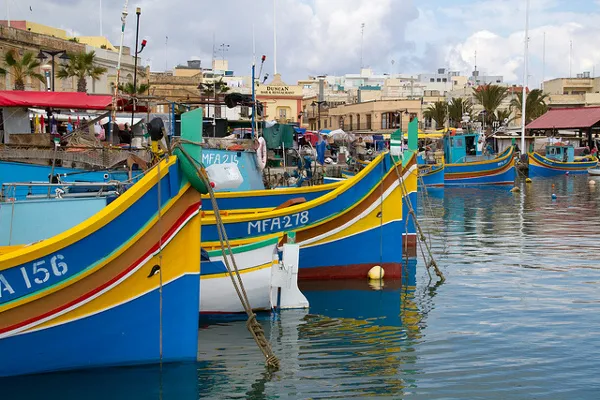 Malta | Kolorowe łodzie luzzu w Marsaxlokk Malta | Kolorowe łodzie luzzu w Marsaxlokk