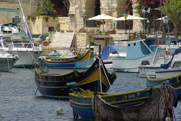 Malta | Tradycyjne łodzie rybackie w St. Julian's Malta | Tradycyjne łodzie rybackie w St. Julian's
