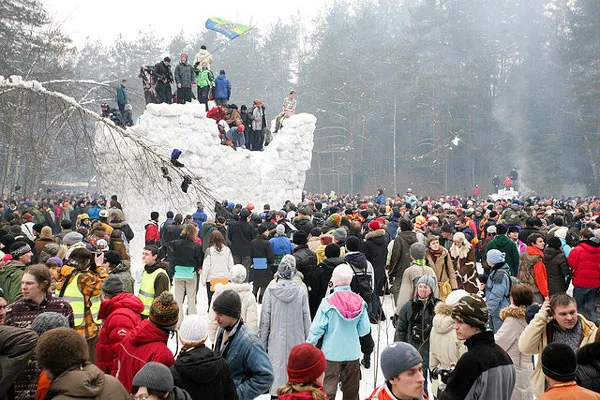 Maslenica | Popularnymi zabawami w czasie Maślenicy są skoki przez ognisko i zdobywanie śniegowej twierdzy Maslenica | Popularnymi zabawami w czasie Maślenicy są skoki przez ognisko i zdobywanie śniegowej twierdzy