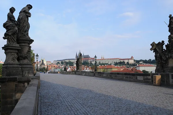 Praga | Most Karola jest jedną z najczęściej odwiezanych atrakcji w Pradze Praga | Most Karola jest jedną z najczęściej odwiezanych atrakcji w Pradze