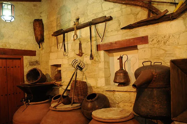 Cypr | W muzeum podziwiać można zabytki związane z tradycjią uprawy winorośli i produkcji wina na Cyprze, na przestrzeni kilku milenniów Cypr | W muzeum podziwiać można zabytki związane z tradycjią uprawy winorośli i produkcji wina na Cyprze, na przestrzeni kilku milenniów