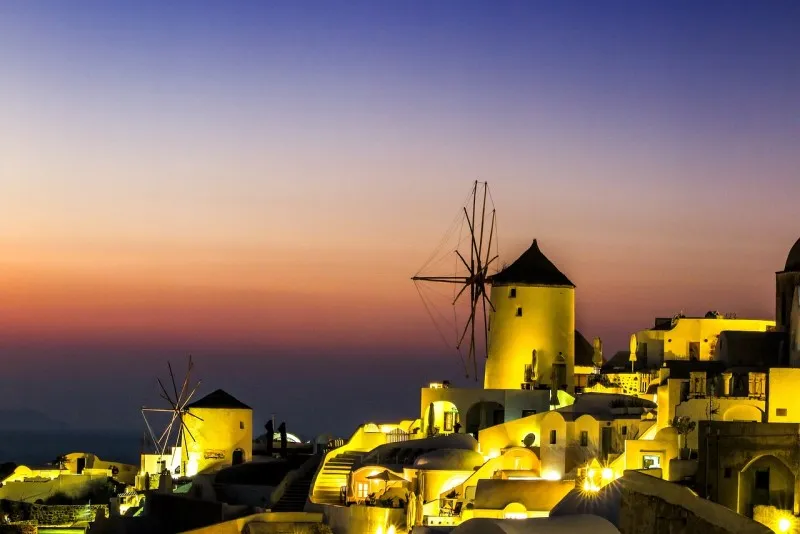 Santorini | Malowniczy wiatrak w Oia