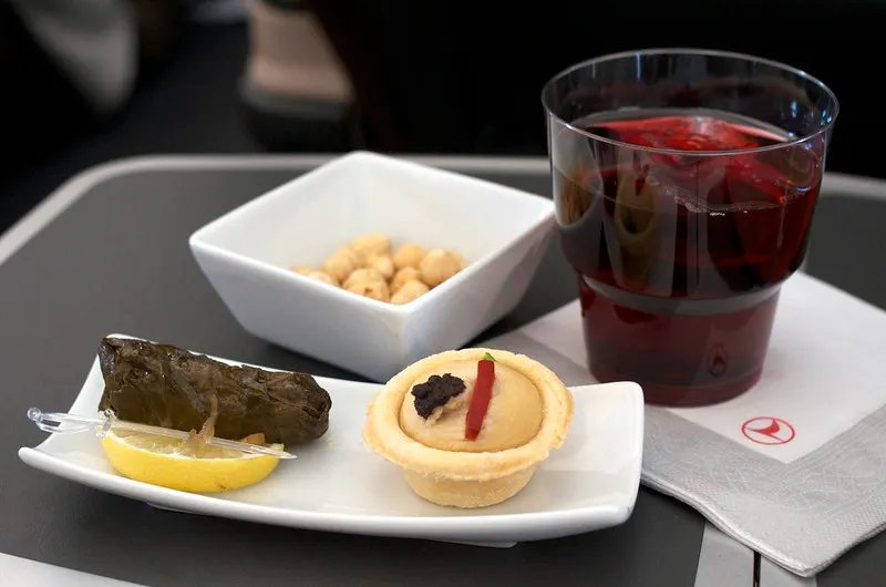 Turcja | Przekąska w Turkish Airlines z dolmą i orzechami