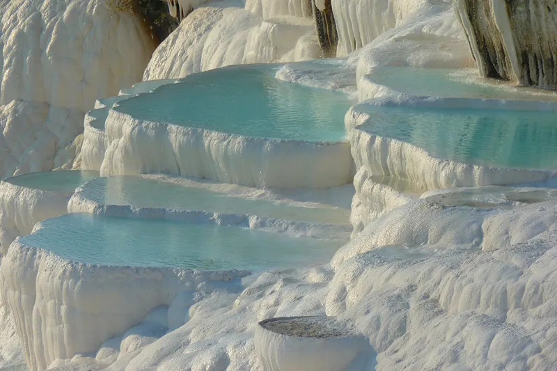 Turcja | Pamukkale słynie ze swoich białych, wapiennych basenów wypełnionych błękitną wodą