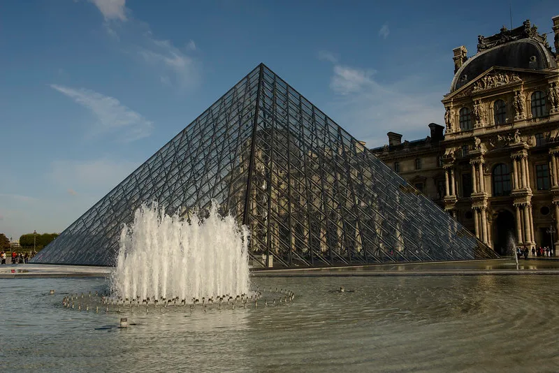 Francja - Paryż | Luwr ze słynną Pyramide du Louvre