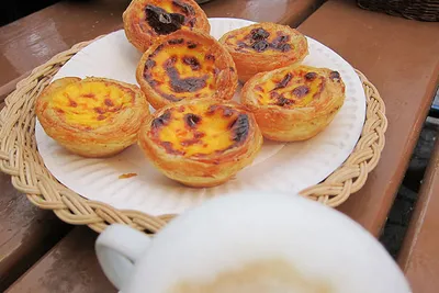 Pasteis de nata — kruche babeczki z kremem budyniowym, symbol lizbońskiej kuchni