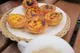 Pasteis de nata — kruche babeczki z kremem budyniowym, symbol lizbońskiej kuchni