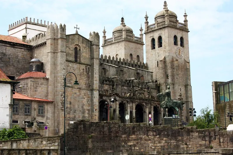 Portugalia | Katedra w Porto stanowi szczególnie piękną atrakcję miasta Portugalia | Katedra w Porto stanowi szczególnie piękną atrakcję miasta