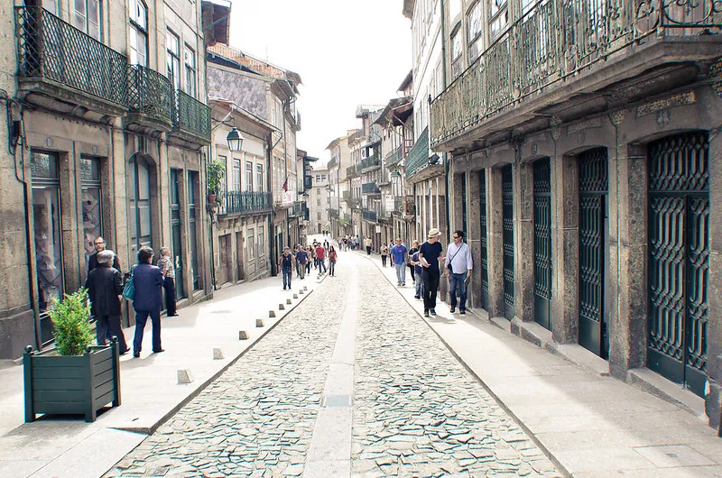 Portugalia | Jedna z urokliwych uliczek Guimarães Portugalia | Jedna z urokliwych uliczek Guimarães