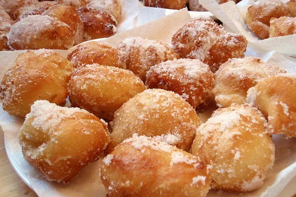Portugalia | Tradycyjne pączki malasada nie mają dziurki ani nadzienia, a ich kształt jest nieregularny