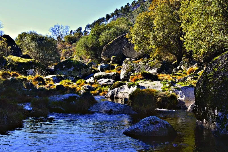 Portugalia | W Serra da Estrela znajdują się trzy źródła rzeki: Alva, Mondego oraz Zezere Portugalia | W Serra da Estrela znajdują się trzy źródła rzeki: Alva, Mondego oraz Zezere