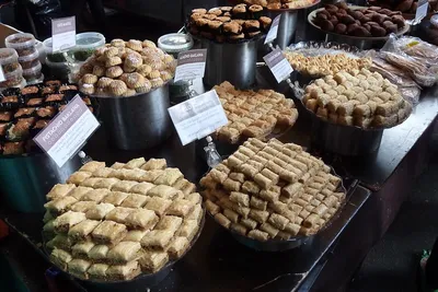 Egipskie desery i słodycze: baklawa, basbousa i kunafa