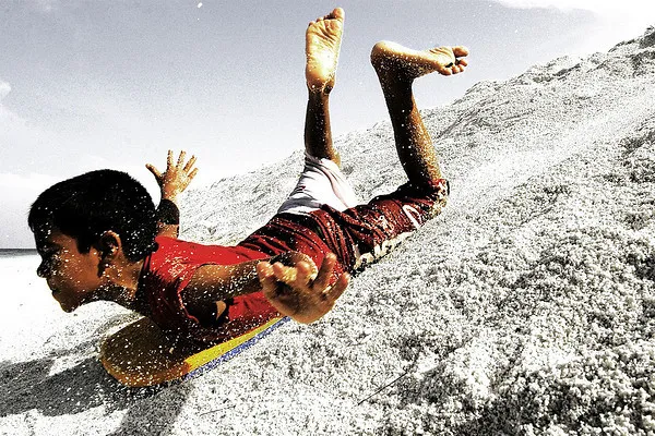 Dubaj | Sand boarding – zjeżdżanie z wydm na desce przypominającej deskę snowboardową Dubaj | Sand boarding – zjeżdżanie z wydm na desce przypominającej deskę snowboardową