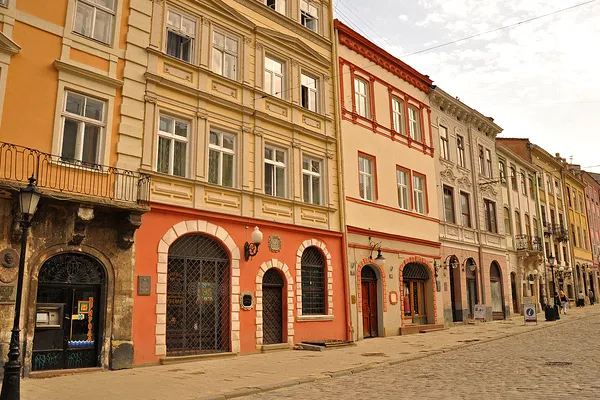 Ukraina | W 1998 roku Rynek wraz z całą starówką został wpisany na Listę Światowego Dziedzictwa Kultury UNESCO