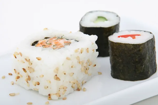 Japonia | Potrawą znaną na całym świecie, łączącą w sobie wszystkie tradycyjne elementy japońskiej kuchni jest oczywiście sushi