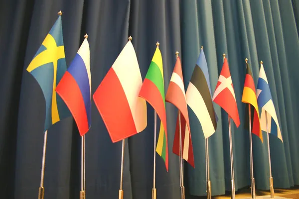 Rosja | Święto rosyjskiej flagi (druga od lewej) obchodzone jest 22 sierpnia